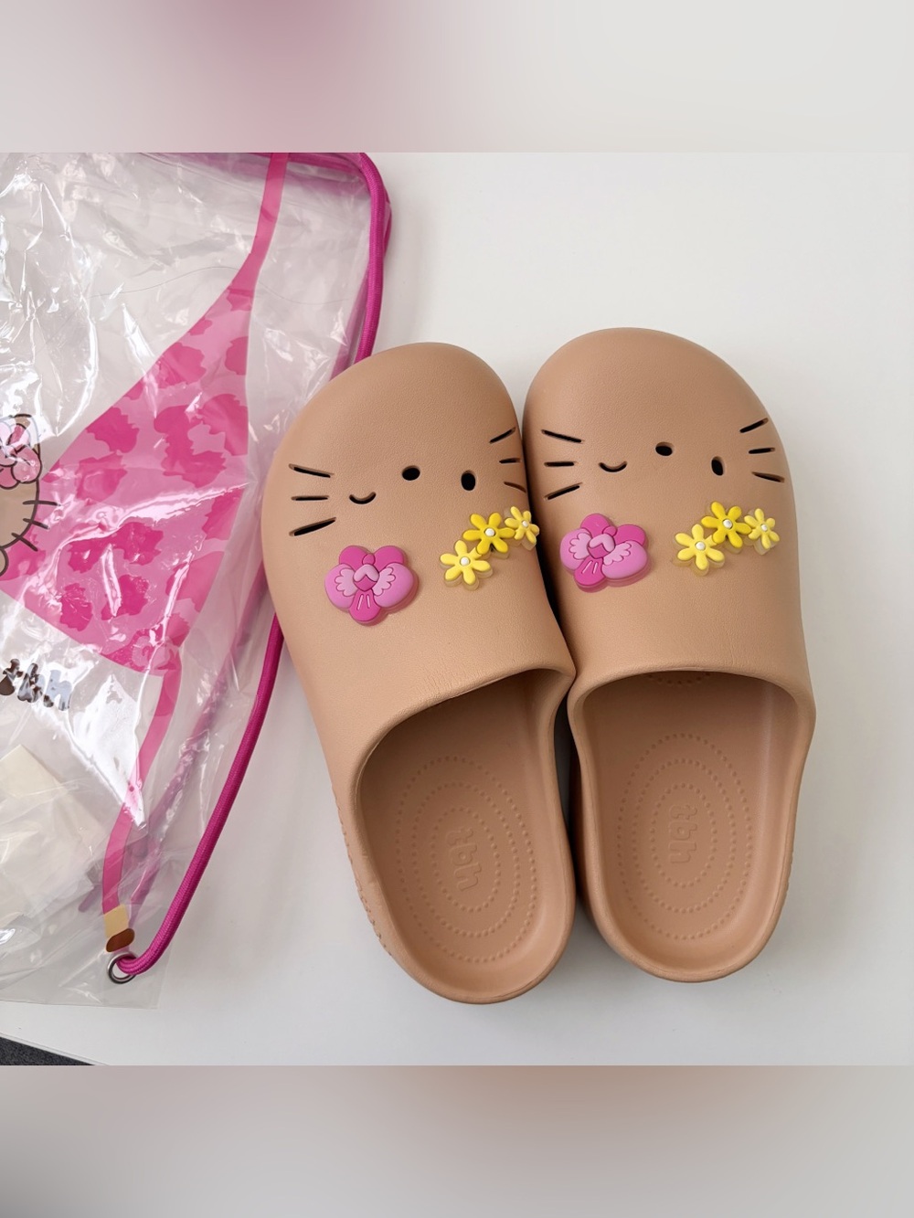 Cute Hello Kitty * Tbh Brown Sandal